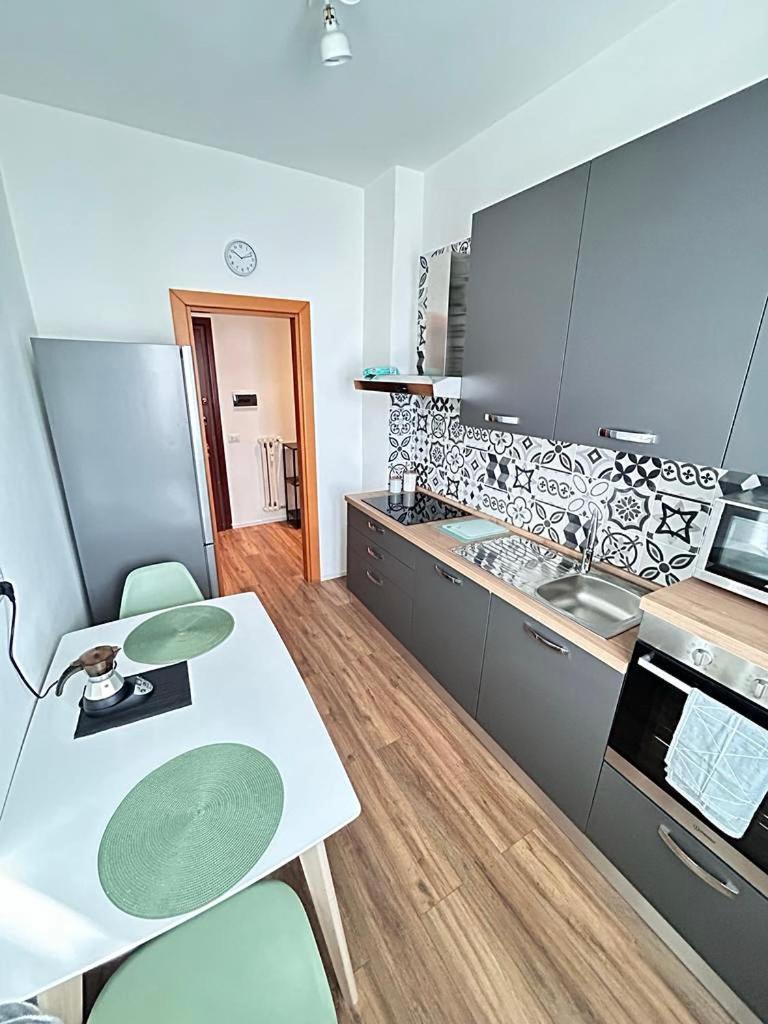 Soleo Guesthouse มอนซา ภายนอก รูปภาพ